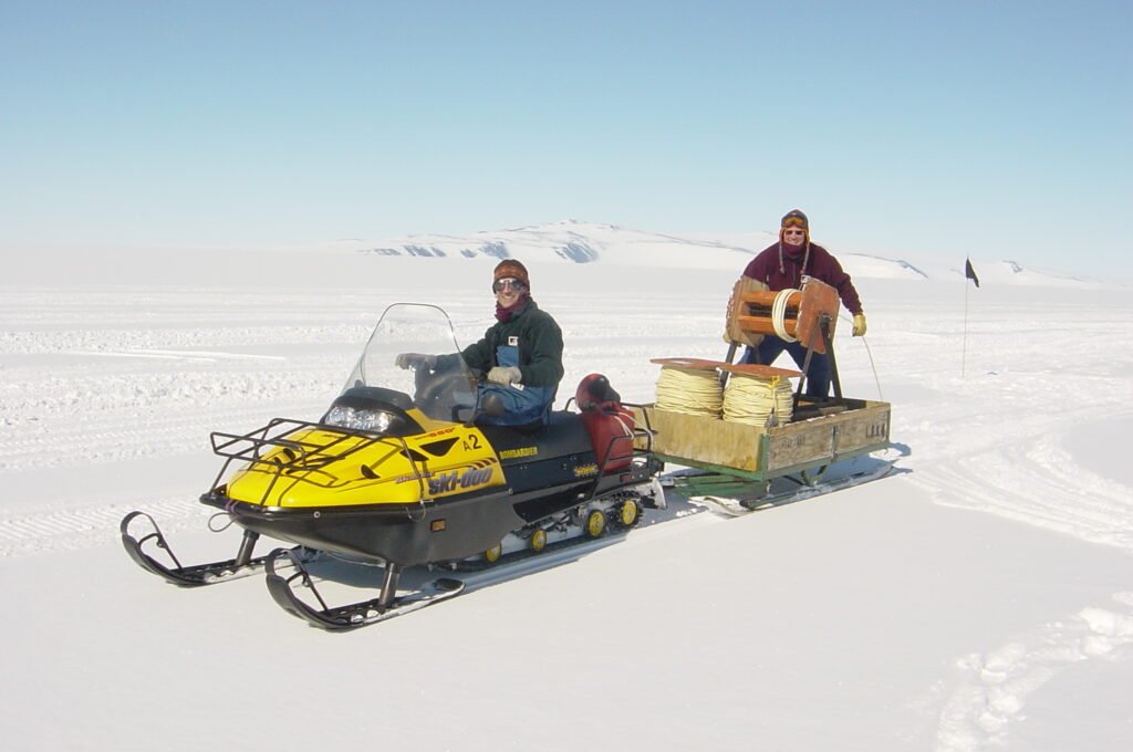 Laying cables for the ANDRILL MIS seismic survey