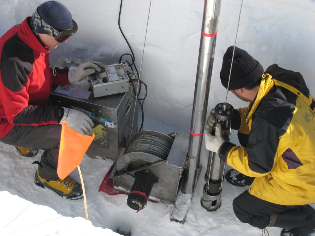 Uwe Morgenstern drilling ice with XInsheng Gao